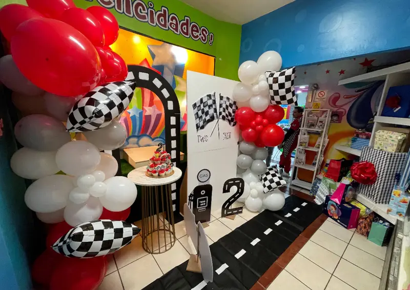 Fiesta de carreras con arco de globos