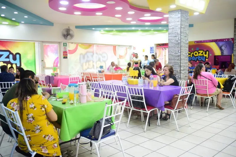Salón con los invitados a la mesa